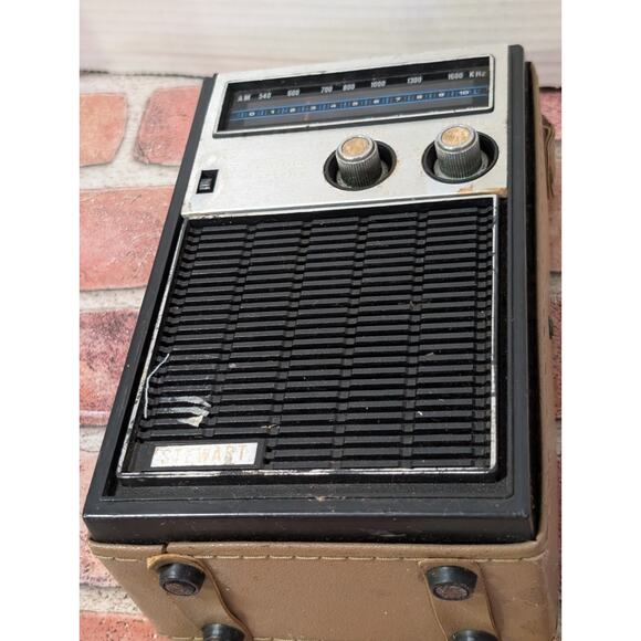 Vintage - 8" Stewart AM/FM Radio Tan Case, Plug In/Battery Powered, Tested Works - Picture 8 of 9